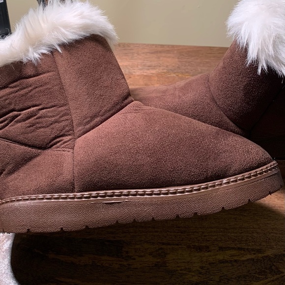 NWNT Girls size 3.5 fur lined boots. - Picture 8 of 9